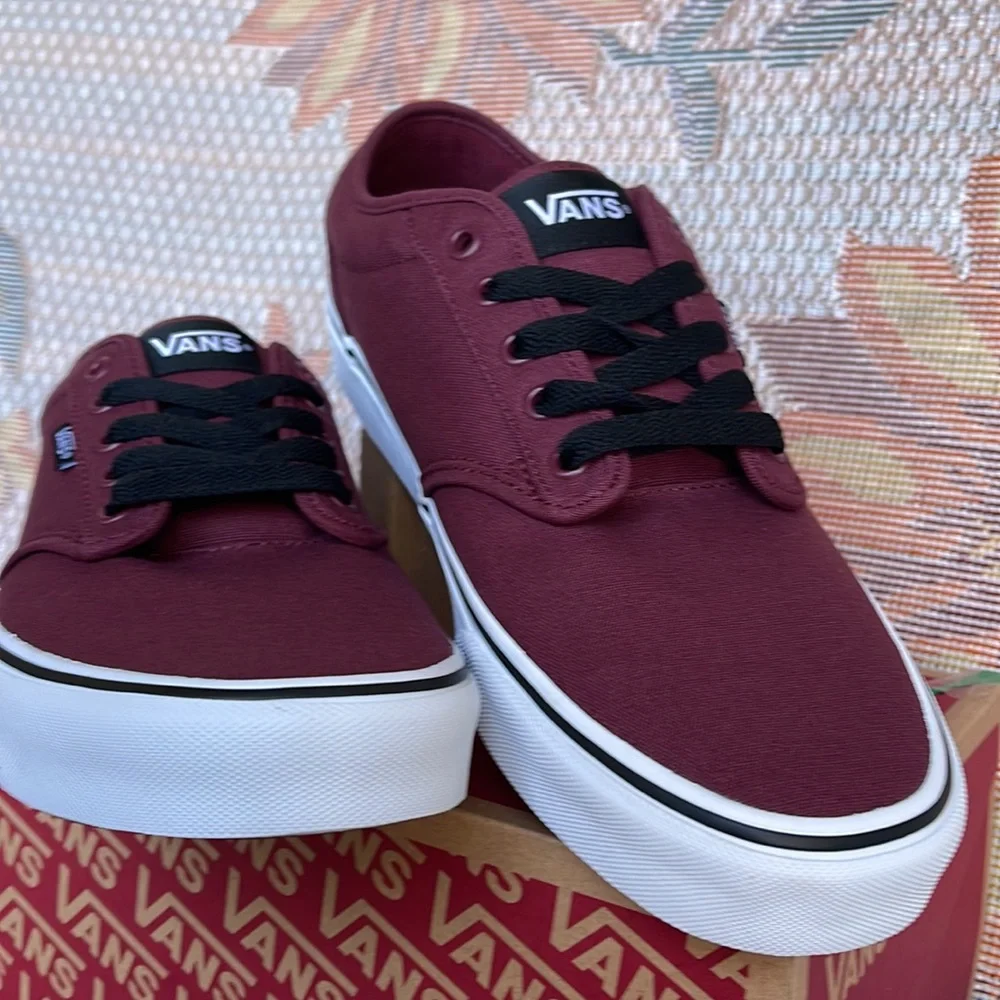 Vans WMNS Atwood
(Canvas) Oxblood/White
VN000TUY8J3
Sneakers - Picture 8 of 16
